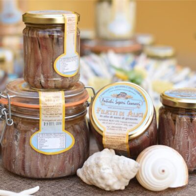Alici lavorate artigianalmente in olio e sale